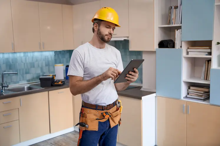 Emergency electrician working in the North East