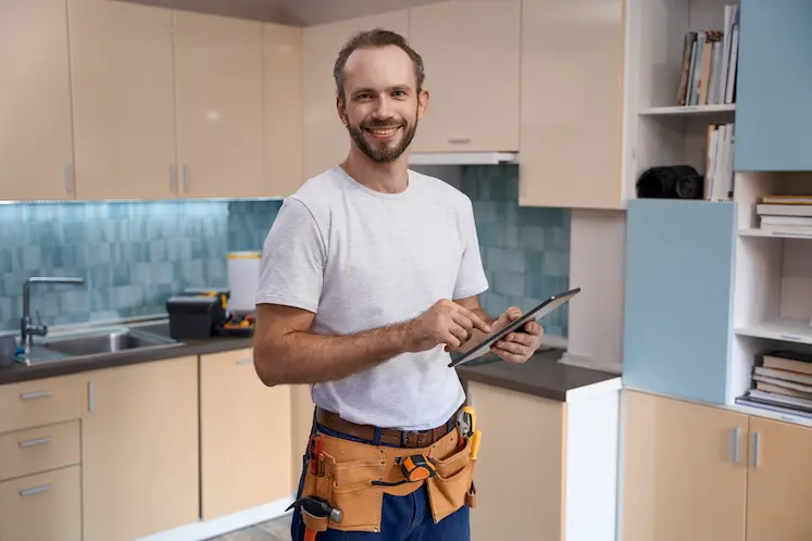 Emergency electrician working in the South East